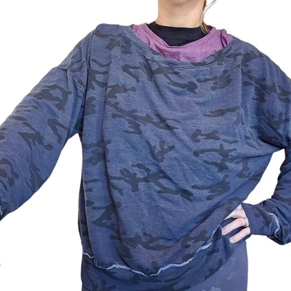 Sundry XL 4 Blue Black Camo Print Off Shoulder Cozy Pullover Sweatshirt Oversize - Picture 3 of 9